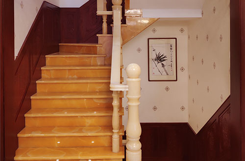 元宝中式别墅室内汉白玉石楼梯的定制安装装饰效果